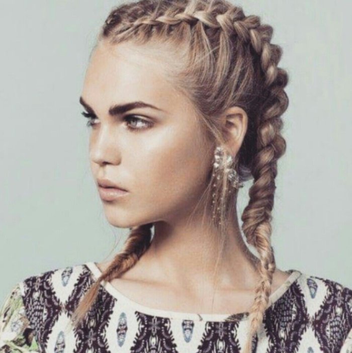 Две косички колосок по бокам