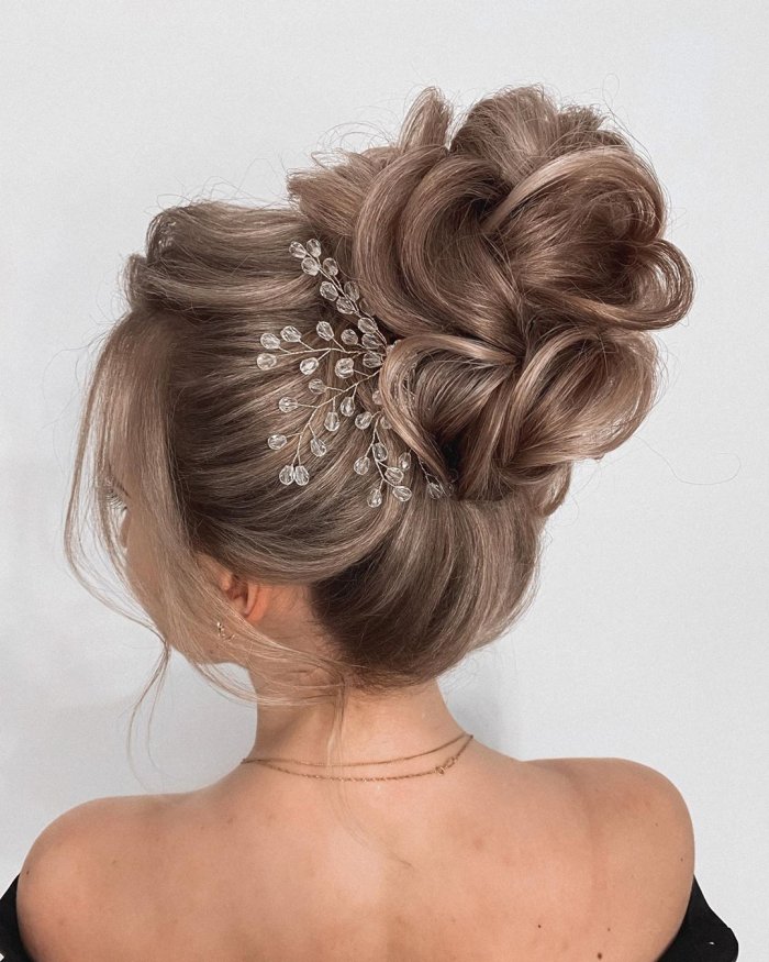 Прическа пучок на длинные волосы