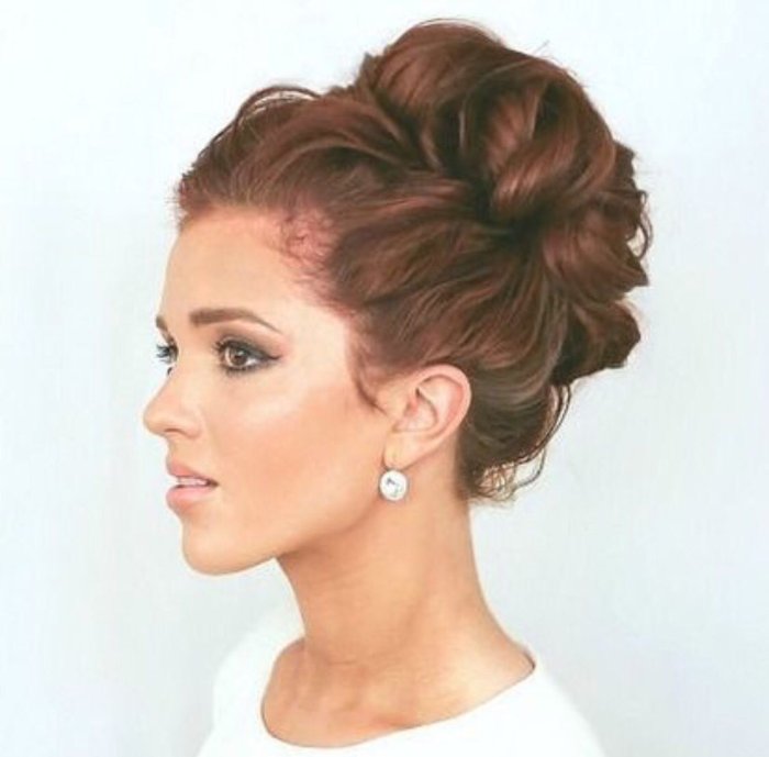 Небрежный пучок на длинные волосы