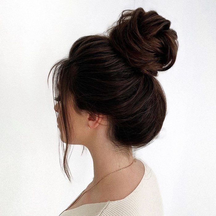 Прическа messy bun