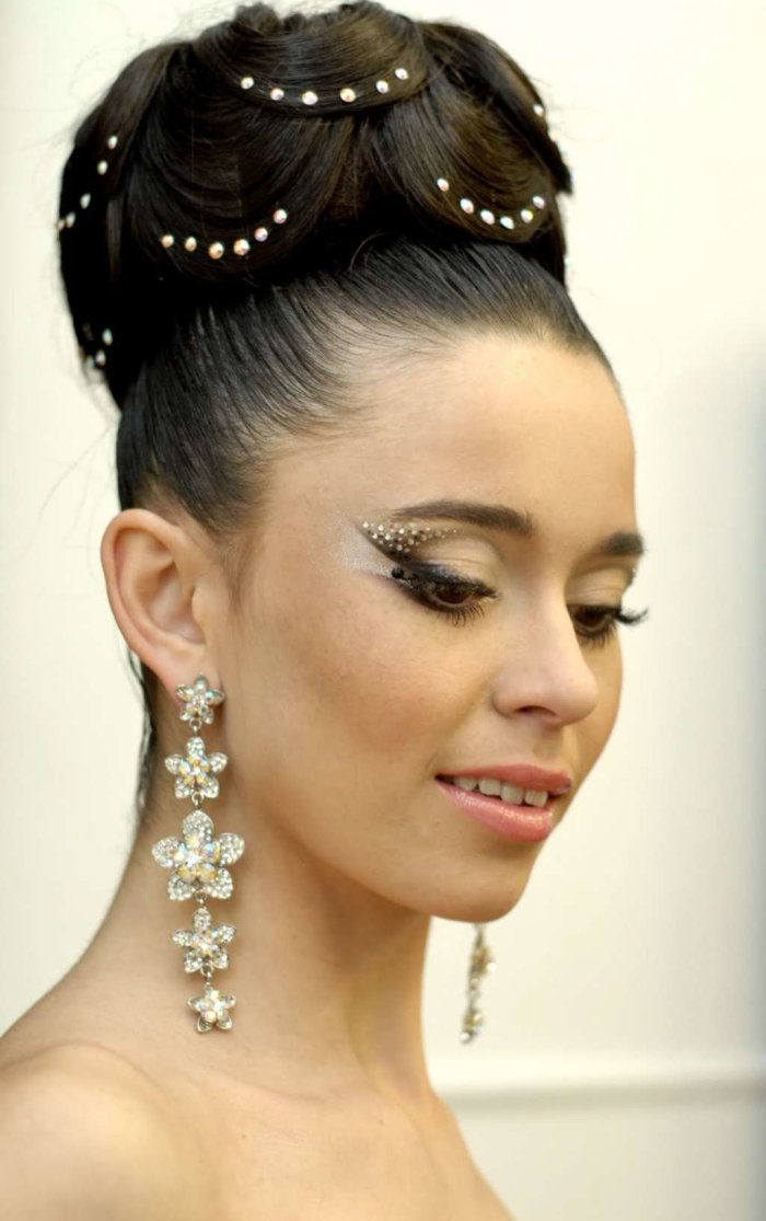 Прическа с буклями на средние волосы