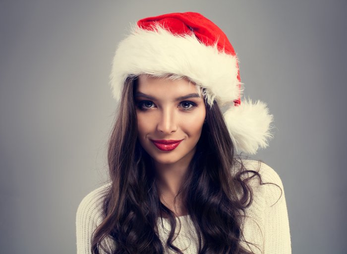 Девушка в новогодней шапке