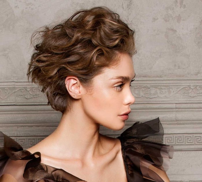 Красивые прически на короткие кудрявые волосы