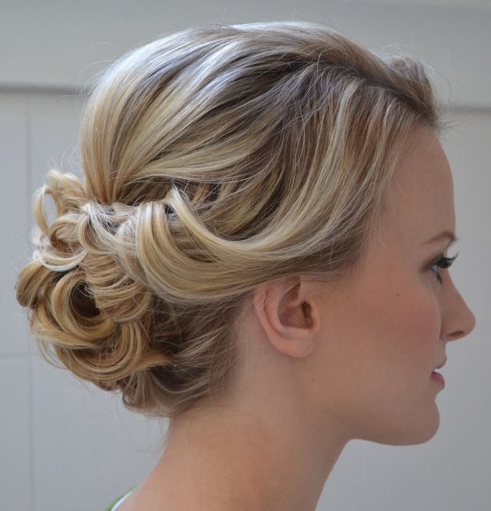 Вечерние прически на средние волосы