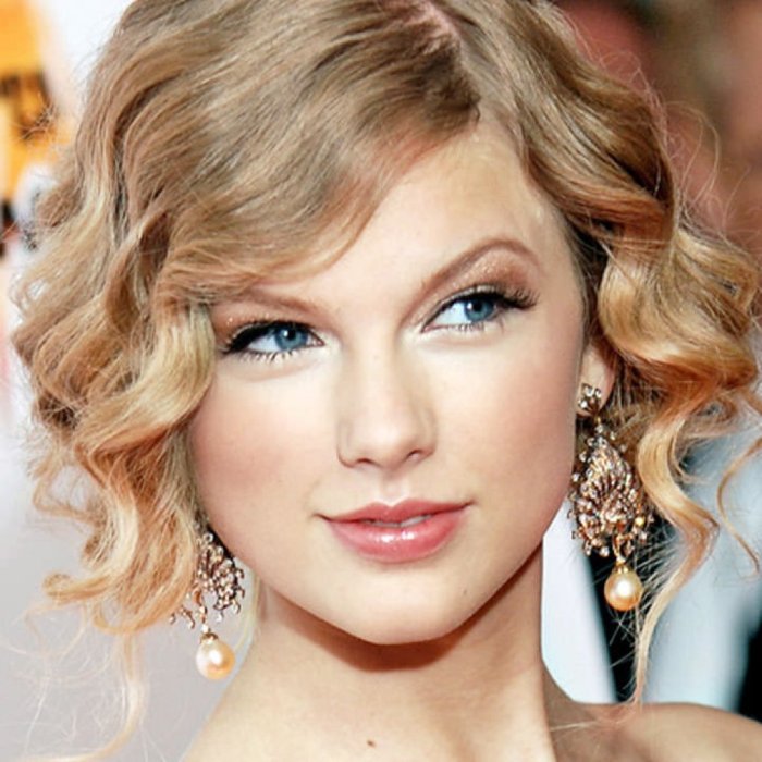Тейлор Свифт с кудрями