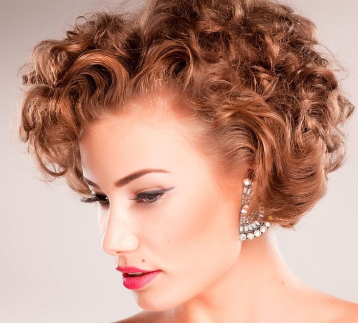 Причёска на каре вечерняя