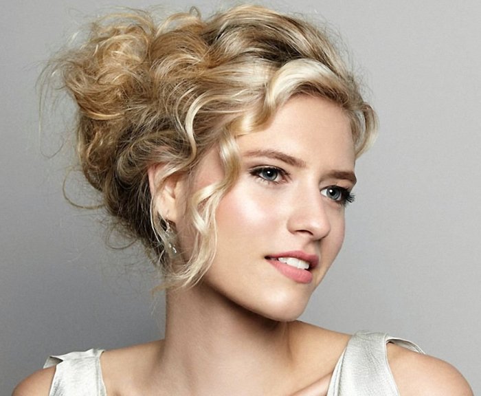 Прически на кудрявые волосы