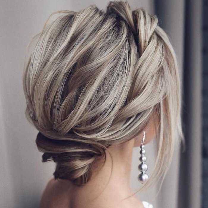 Прически на волосы средней длины