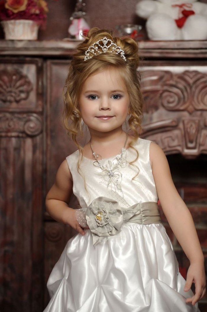 Прическа с диадемой для девочки