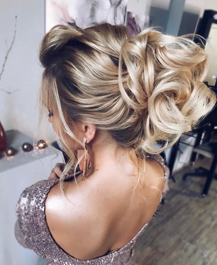 Модная прическа на корпоратив 2020