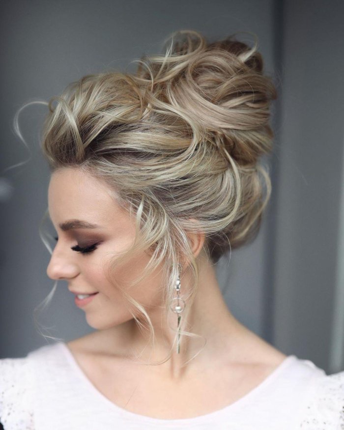 Коктейльная прическа на средние волосы