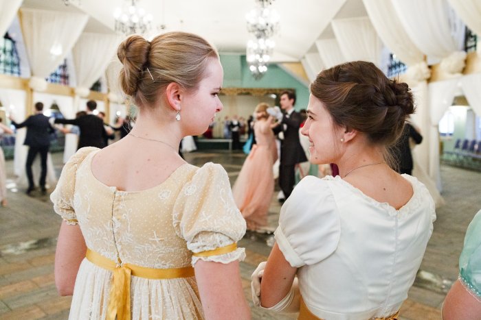 Красивые прически для бала белые волосы