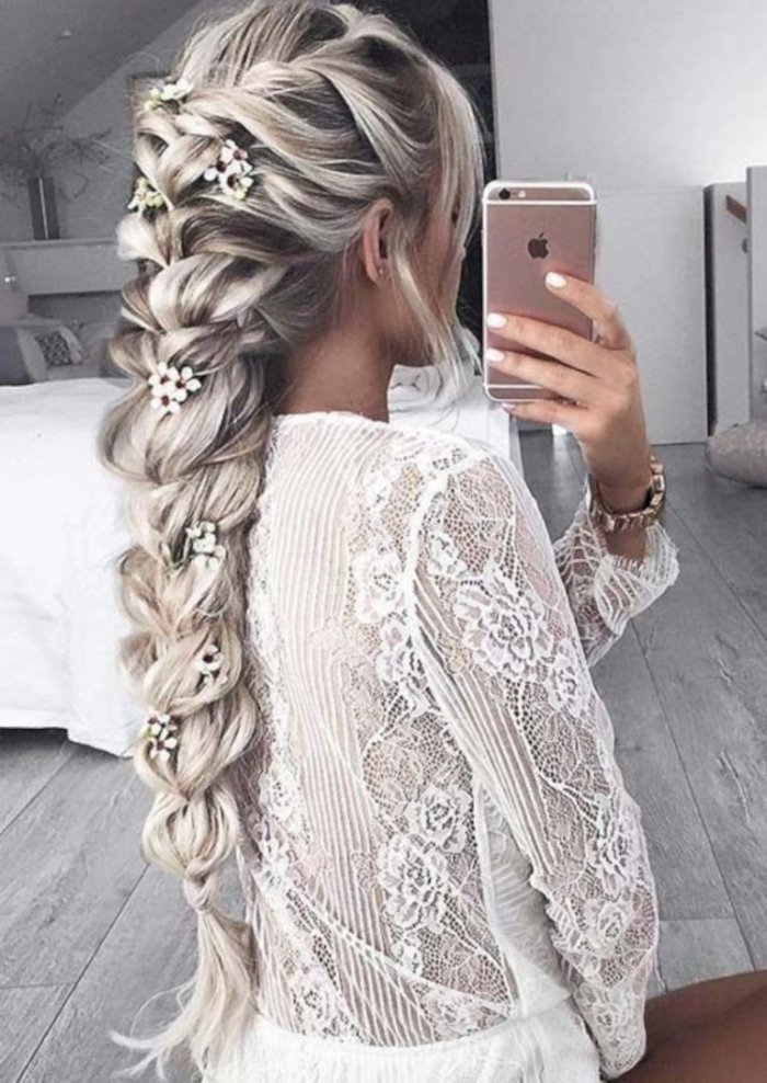 Прически на выпускной с косой