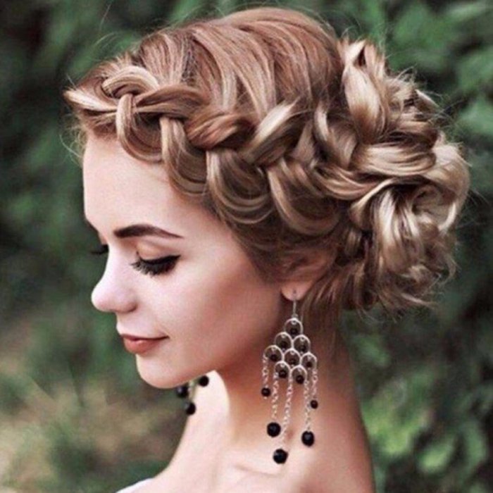 Вечерняя прическа на средние волосы с плетением