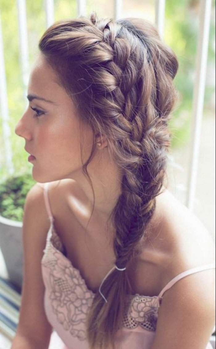 Прически на выпускной с косой