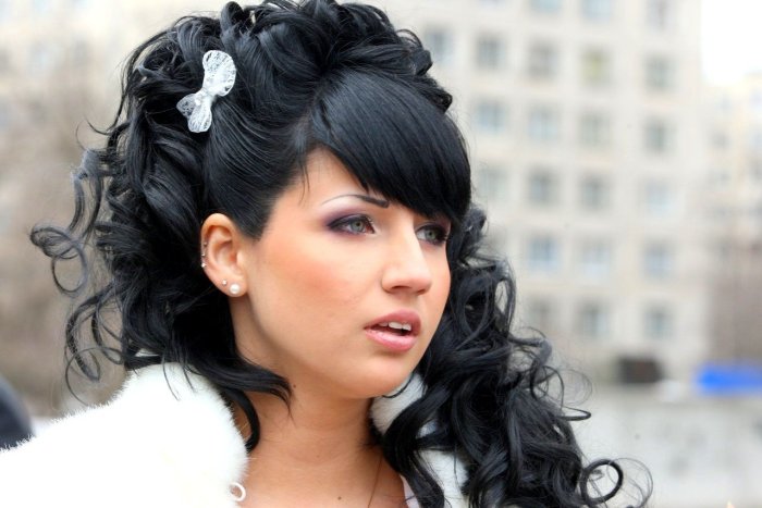 Прическа на длинные волосы с челкой