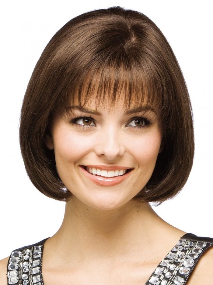 Боб классический на средние волосы с челкой