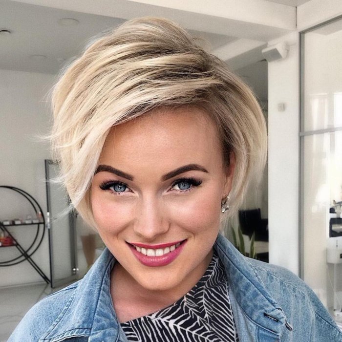 Модная прическа женская на короткие волосы