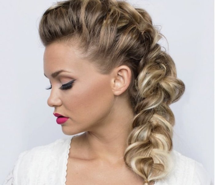 Прически с плетением на средние волосы