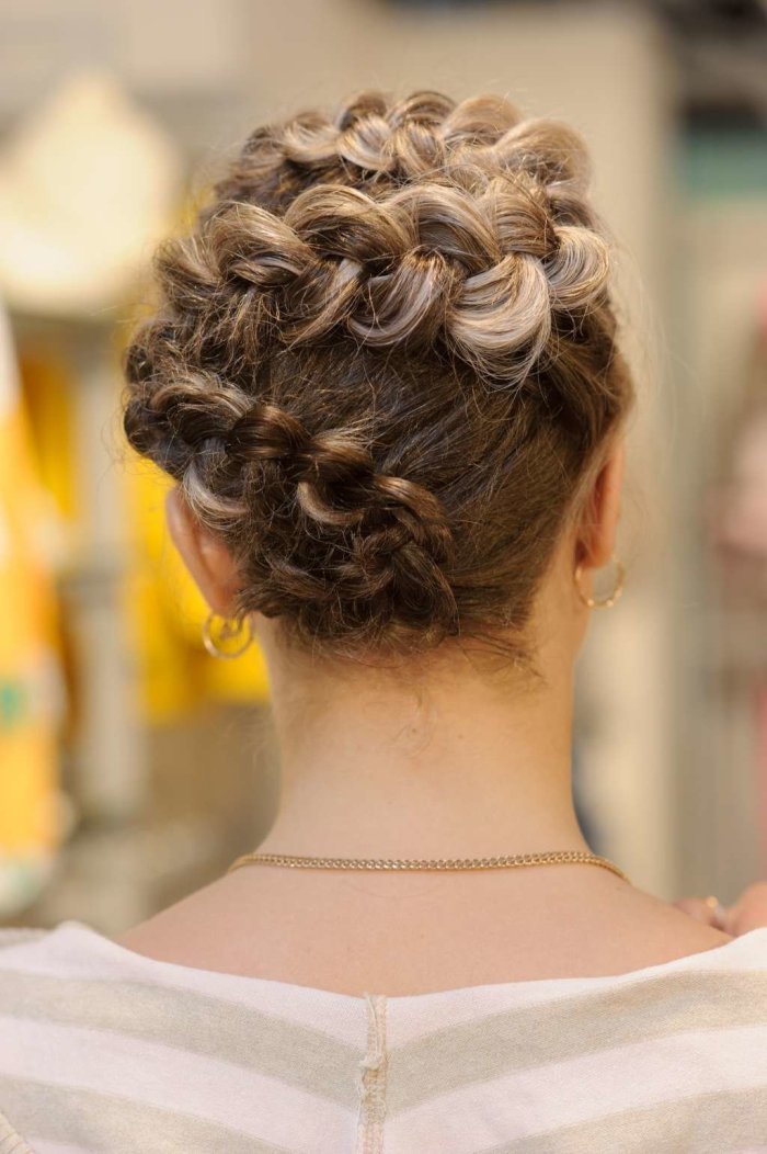 Прически с косичками на средние волосы