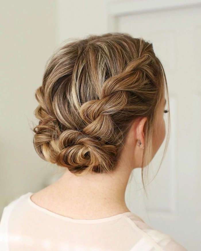 Прическа из кос на средние волосы