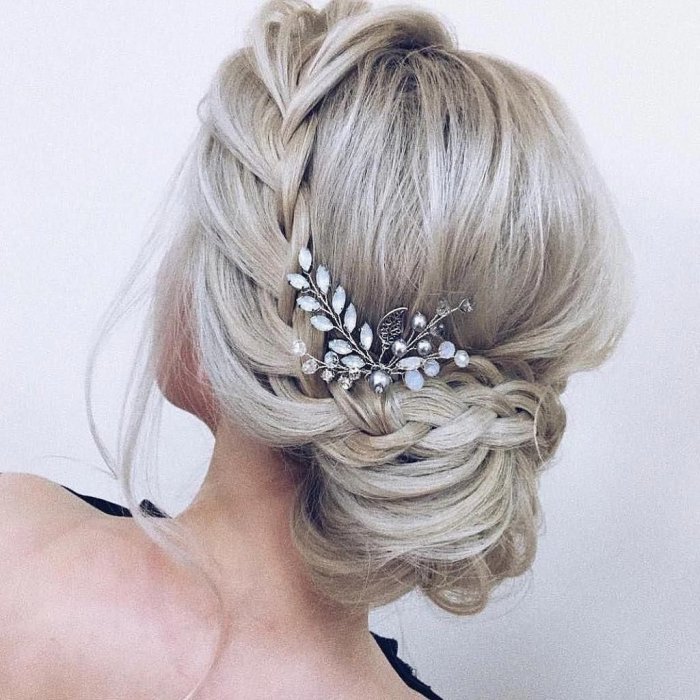 Причёски на выпускной на средние волосы