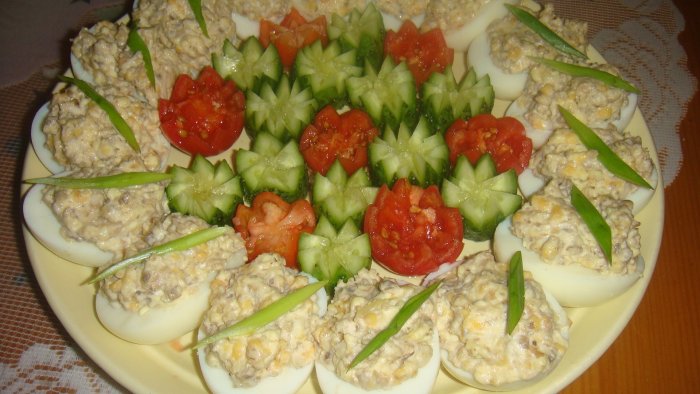 Канапе Мухоморчики с черри и перепелиными яйцами