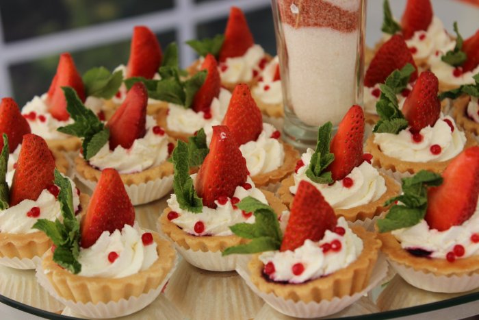 Канапе из клубники