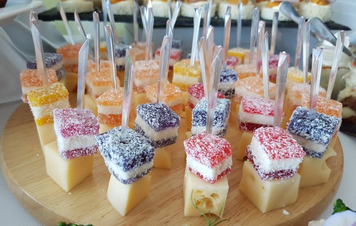 Канапе с Сальчичон