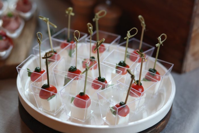 Канапе ветчина сыр чери