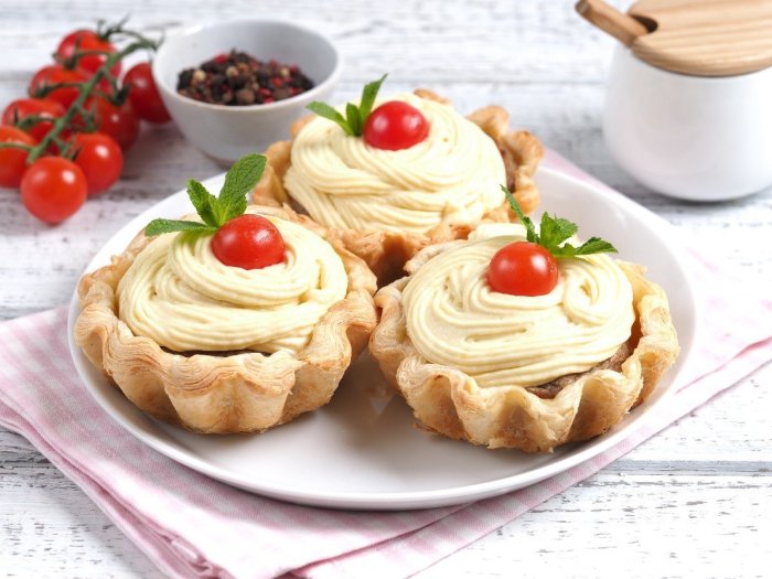 Блинные корзиночки с красной рыбой