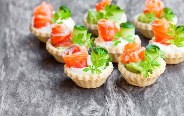 Тарталетки с творожным сыром и семгой
