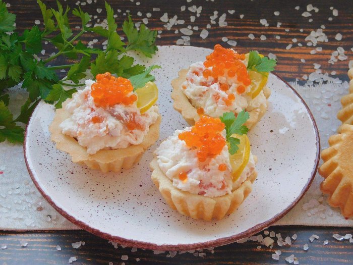 Тарталетки с красной рыбой и творожным сыром