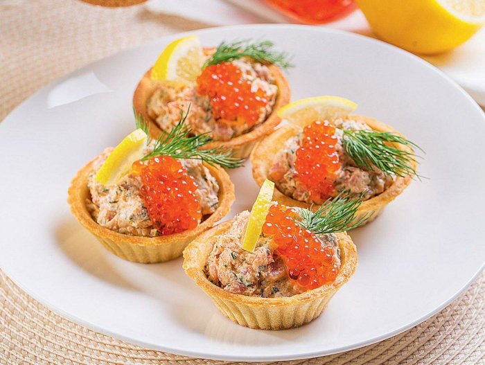 Тарталетки с маскарпоне и красной икрой