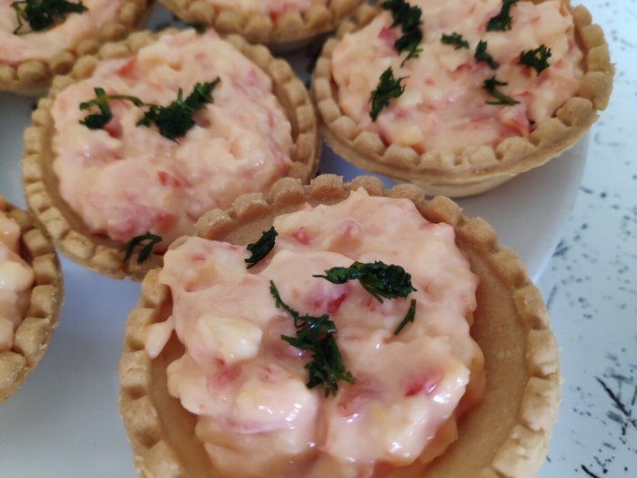 Тарталетки с колбасой и сыром