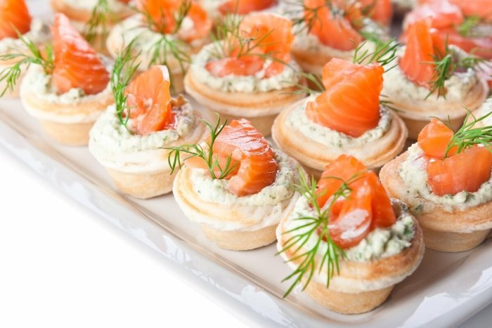 Тарталетки с маскарпоне и красной рыбой