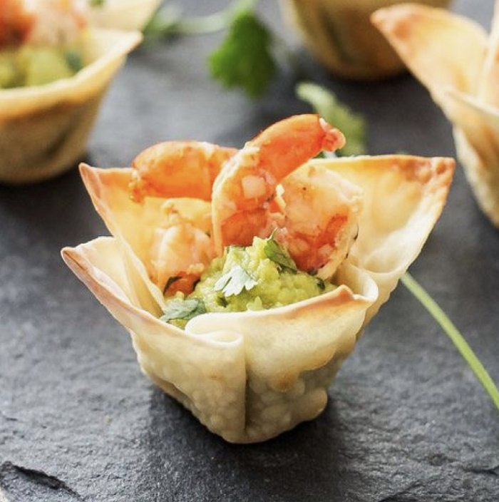 Тарталетки с авокадо и креветками