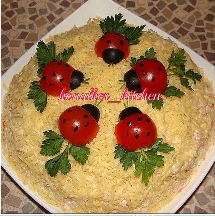 Необычное украшение салатов