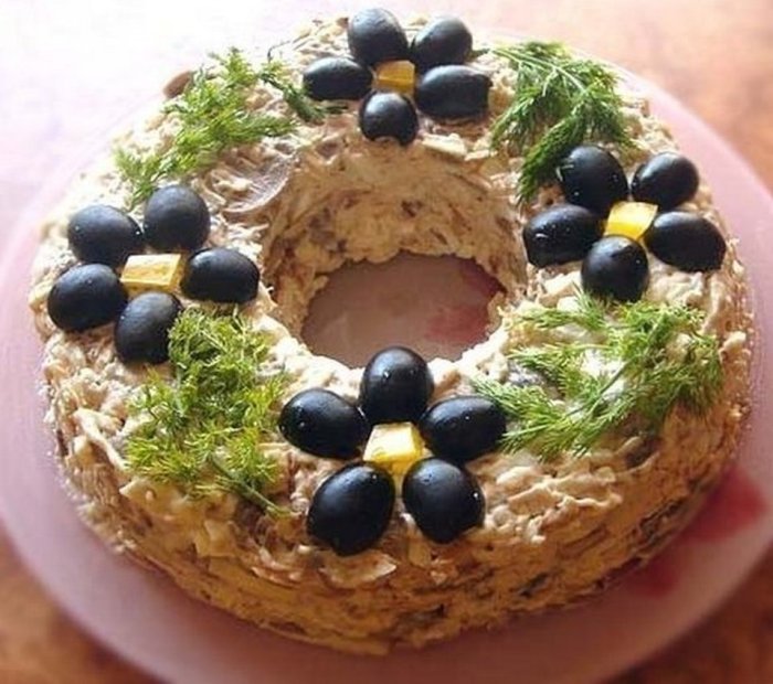 Украшение салата маслинами