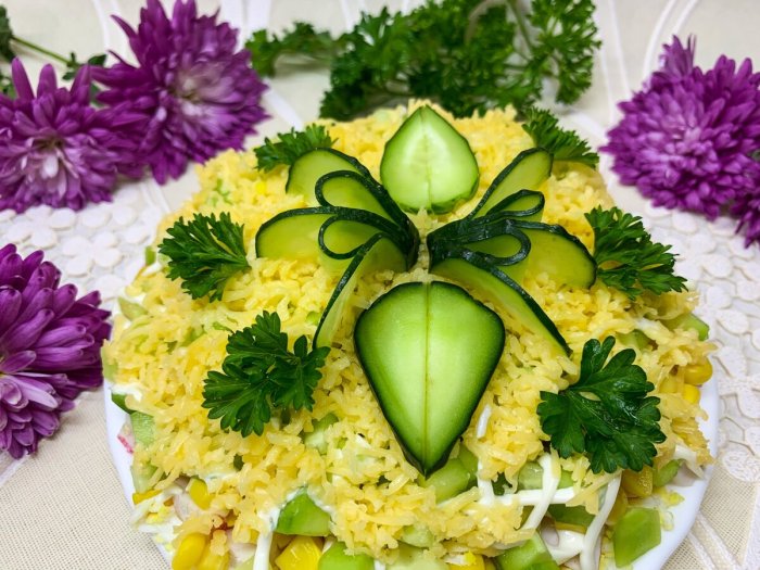 Украшение салата зеленью