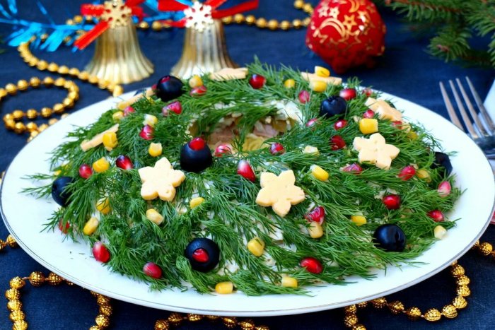 Салат "Рождественский венок" (с курицей и орехами)