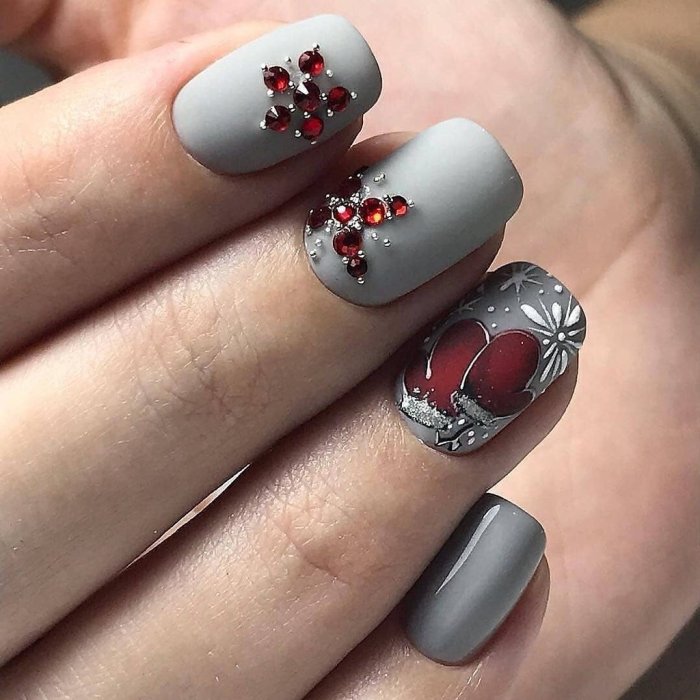 Серо красный маникюр