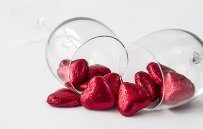 Красные конфеты в виде сердечек