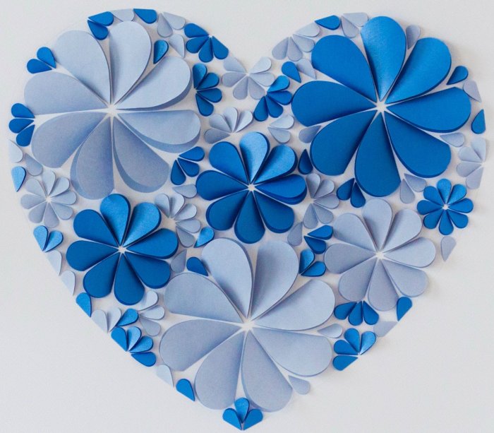 Сердце из бумажных сердечек