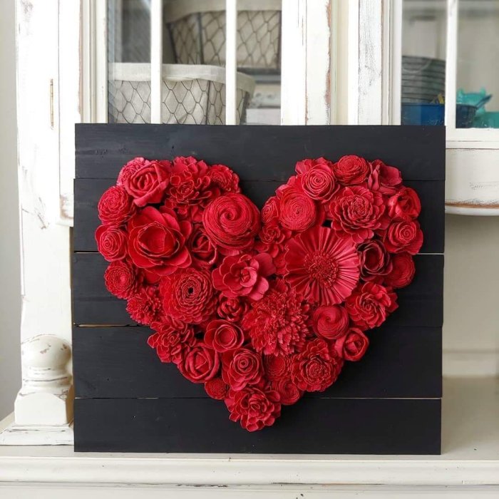 Сердце с цветами из бумаги