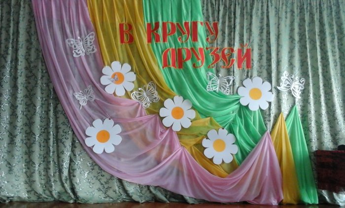 Украшение задника сцены на выпускной