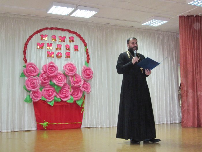 Украшение сцены на день матери