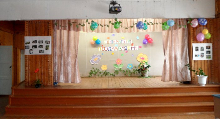 Украшение сцены платками к Дню матери