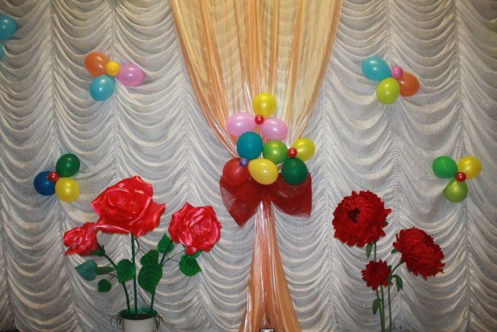 Украшение сцены на день матери в доме культуры