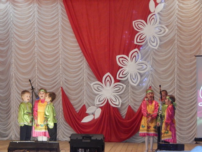 Украшение сцены на день матери в доме культуры